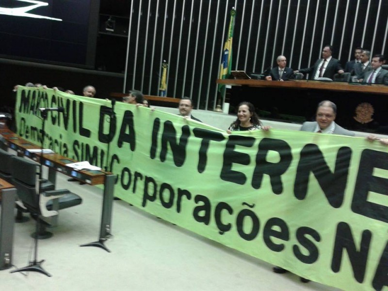 Demonstrators at Brazil's national congress voice support for the Marco Civil.
